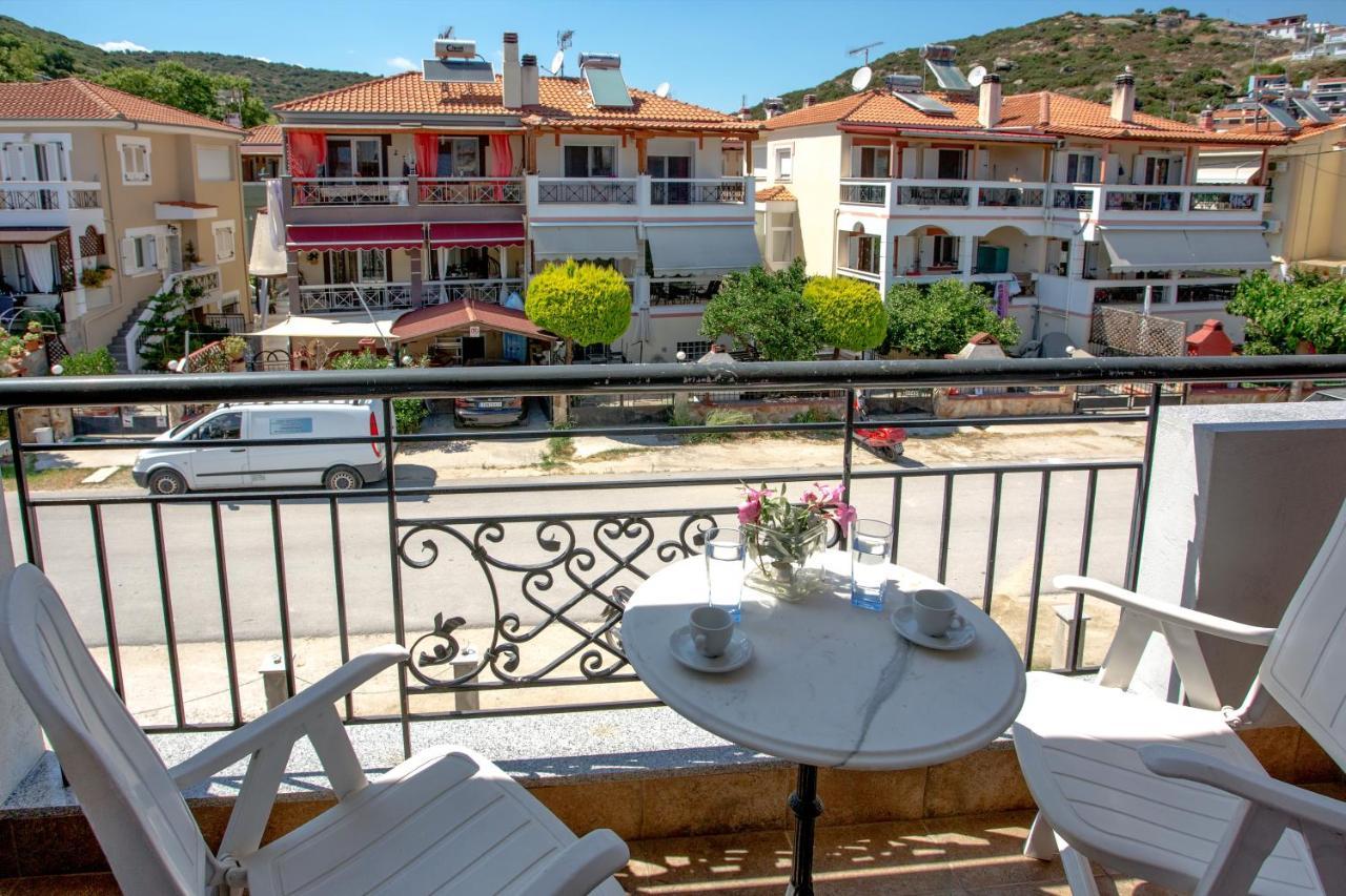 Villa Near The Sea House à Néa Péramos Extérieur photo