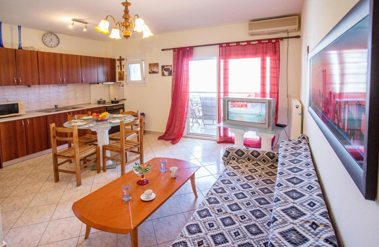 Villa Near The Sea House à Néa Péramos Extérieur photo